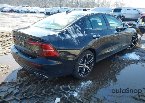 2022 Volvo S60 B5 R-Design z USA, uszkodzony, nr VIN 7JRL12TM2NG154522